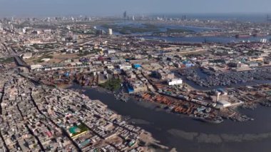 Karaçi 'de liman sınırı, Aerial. Güneşli bir günde Karaçi Limanı 'nda bir sürü balıkçı teknesi demirli. Asya, Pakistan. Yüksek kalite 4k görüntü