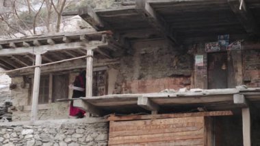 Portre Genç Kalashi Kadın, Pakistan 'ın Chitral şehrinde Bumburet Vadisi' nde geleneksel olarak giyinmiş güzel bir kız. Yüksek kalite 4k görüntü