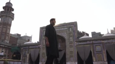 Lahor 'daki camide Müslüman bir adam, Pakistan, Asyalı Müslümanlar. Ağır çekim. Yüksek kalite 4k görüntü