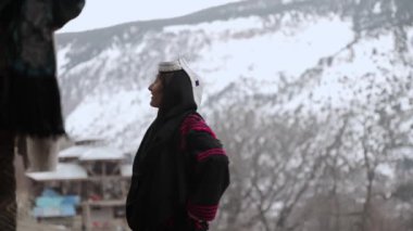 Portre Genç Kalashi Kadın, Pakistan 'ın Chitral şehrinde Bumburet Vadisi' nde geleneksel olarak giyinmiş güzel bir kız. Yüksek kalite 4k görüntü