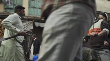 Lahore, Pakistan - Mart 2024: Lahor Duvarlı Şehir 'deki Sokak Pazarı, Delhi Kapısı yakınları: Sokaktaki İnsanlar. Yüksek kalite 4k görüntü