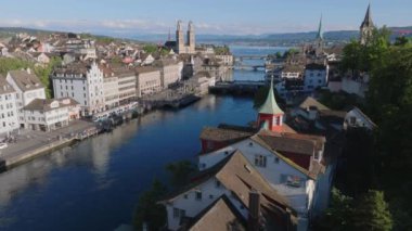 İsviçre 'nin en büyük şehrindeki Grossmunster Katedrali' nin bulunduğu Limmat nehri boyunca bulunan Zürih 'in insansız hava aracı görüntüleri. Yüksek kalite 4k görüntü