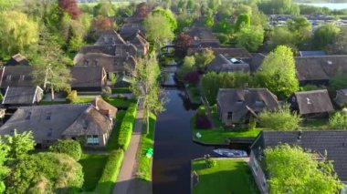 Giethoorn Drone Manzarası. Hollanda Köyü Hava Görüntüleri. Hollanda 'nın en güzel köyü. Hollanda Venedik 'i. Yüksek kalite 4k görüntü