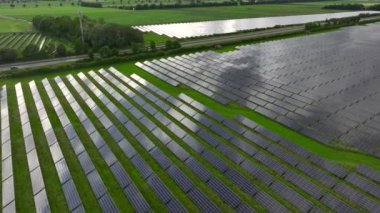 Almanya 'nın Bayern kentindeki Photovoltaic Park' taki Güneş Panelleri 'nin hava görüntüsü. Gökyüzü ve Bulutlu Güneş Santrali yüksek kaliteli 4K görüntüler yansıtıyor.