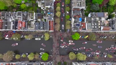 Kings Day 2024 Amsterdam 'da. Koningsdag, Hollanda 'nın başkentinde Koeningsdag, Orange Suits üzerinde uçan hava aracı. Yüksek kalite 4k görüntü