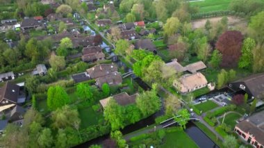 Giethoorn Drone Manzarası. Hollanda Köyü Hava Görüntüleri. Hollanda 'nın en güzel köyü. Hollanda Venedik 'i. Yüksek kalite 4k görüntü