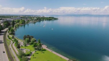 Güneşli bir günde İsviçre 'de Constance Gölü üzerindeki Rorschach şehrinin hava manzarası. Göldeki çeşme, Wasserspiel. Yüksek kalite 4k görüntü