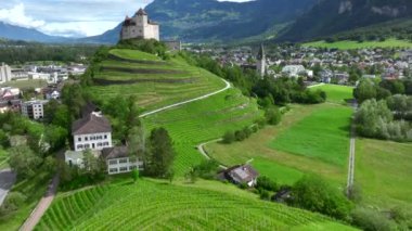 Gutenberg Şatosu - Liechtenstein Prensliği, Balzers kasabasında Ortaçağ Burg. Hava Resimli Yaz manzarası. 4k UHD