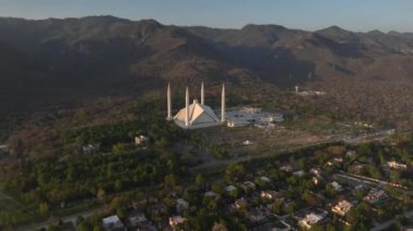 Alacakaranlık namazında İslamabad 'daki Faisal Camii Iftari, Ramazan, Aerial yemek için Pakistan' ın en büyük camisinde toplandı. Yüksek kalite 4k görüntü