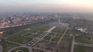 Hava Dronu Minar-e-Pakistan 'ın yukarısında, Saldırı Kulesi ve İmparatorluk Camii' nde, Lahor Badshahi Camii olarak da bilinir. Yüksek kalite 4k görüntü