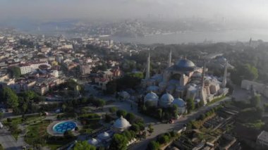 Hagia Sofya Camii, Gündoğumu saati, İstanbul tarihi merkezi ve İstanbul, Türkiye, Türkiye 'deki Boğaz manzarası. Yüksek kalite 4k görüntü