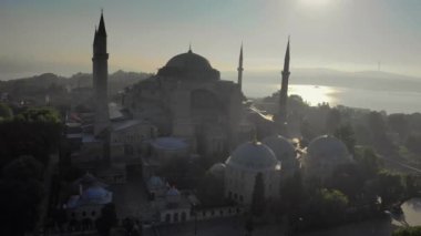 Hagia Sofya Camii, Gündoğumu saati, İstanbul tarihi merkezi ve İstanbul, Türkiye, Türkiye 'deki Boğaz manzarası. Yüksek kalite 4k görüntü