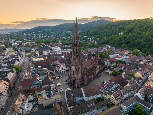 Freiburger Dom Close sabahleyin Freiburg im Breisgau, Almanya 'da Sunrise' da yapılan Drone shot. Freiburg katedrali. Yüksek Kalite Fotoğraf