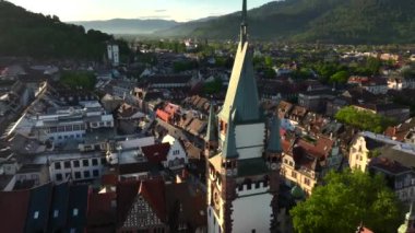 Freiburg im Breisgau, Almanya, Gündoğumunda. Freiburger Dom Katedrali 'nde hava aracı atışı. 4k Drohne görüntüsü. 4k UHD