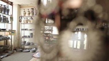 İslamabad 'da vazolar, seramik kaplar ve Pakistan Bijou Mücevherat Dükkanı. Gümüşten yapılmış kadınlar için küpeler. Yüksek kalite 4k görüntü
