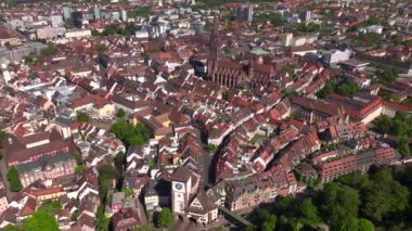 Freiburg im Breisgau, Almanya, Gündoğumunda. Freiburger Dom Katedrali 'nde hava aracı atışı. 4k Drohne görüntüsü. 4k UHD