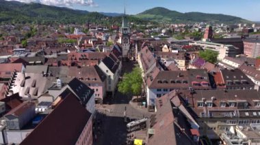 Freiburg im Breisgau, Almanya, Gündoğumunda. Freiburger Dom Katedrali 'nde hava aracı atışı. 4k Drohne görüntüsü. 4k UHD