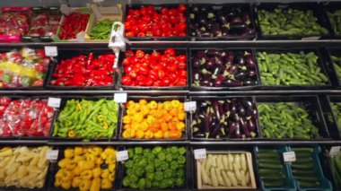 Süpermarkette Değişken Sebzeli Raflar. Olgun Domates, Salatalık, Lahana, Biber, Mantar, Soğan vs. Yüksek kalite 4k görüntü