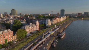 Düsseldorf şehri, Eski Şehir Merkezi Havadan Akşam Işığında Çekildi. Duesseldorf, Almanya 'daki Rhine Nehri Embarkment. Yüksek kalite 4k görüntü