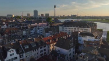 Düsseldorf şehri, Eski Şehir Merkezi Havadan Akşam Işığında Çekildi. Duesseldorf, Almanya 'daki Rhine Nehri Embarkment. Yüksek kalite 4k görüntü