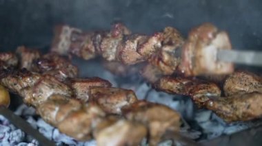 Baharatlı şiş şiş ile ızgara şiş pişirin. Alevli baharatlı et dilimleri. Barbekü pikniği barbekü partisi. Yüksek kalite 4k görüntü