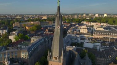 Düsseldorf şehri, Eski Şehir Merkezi Havadan Akşam Işığında Çekildi. Duesseldorf, Almanya 'daki Rhine Nehri Embarkment. Yüksek kalite 4k görüntü