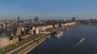 Düsseldorf şehri, Eski Şehir Merkezi Havadan Akşam Işığında Çekildi. Duesseldorf, Almanya 'daki Rhine Nehri Embarkment. Yüksek kalite 4k görüntü