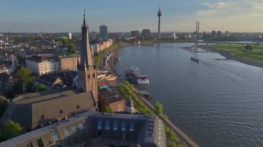 Düsseldorf şehri, Eski Şehir Merkezi Havadan Akşam Işığında Çekildi. Duesseldorf, Almanya 'daki Rhine Nehri Embarkment. Yüksek kalite 4k görüntü