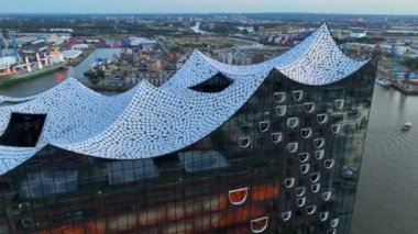 Hanseatic City, Hamburg 'daki Elbphilharmonie' nin Modern Cam Yüzeyinde Şehir ve Günbatımı Yansıması. Almanya, Hava Manzarası. Yüksek kalite 4k görüntü