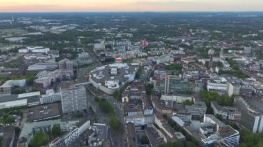 Essen şehir merkezi, Essen-Stadtkern, Limbecker alışveriş merkezinin çatısında park yeri. Günbatımında Almanya 'da NRW şehrinin havacılığı. Yüksek kalite 4k görüntü