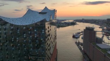 Hanseatic City, Hamburg 'daki Elbphilharmonie' nin Modern Cam Yüzeyinde Şehir ve Günbatımı Yansıması. Almanya, Hava Manzarası. Yüksek kalite 4k görüntü