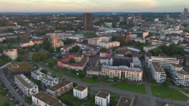 Essen şehir merkezi, Essen-Stadtkern, Limbecker alışveriş merkezinin çatısında park yeri. Günbatımında Almanya 'da NRW şehrinin havacılığı. Yüksek kalite 4k görüntü