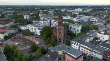 Essen şehir merkezi, Essen-Stadtkern, Limbecker alışveriş merkezinin çatısında park yeri. Günbatımında Almanya 'da NRW şehrinin havacılığı. Yüksek kalite 4k görüntü