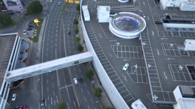 Essen şehir merkezi, Essen-Stadtkern, Limbecker alışveriş merkezinin çatısında park yeri. Günbatımında Almanya 'da NRW şehrinin havacılığı. Yüksek kalite 4k görüntü