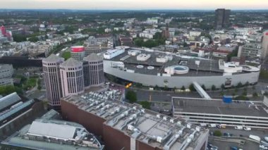 Essen şehir merkezi, Essen-Stadtkern, Limbecker alışveriş merkezinin çatısında park yeri. Günbatımında Almanya 'da NRW şehrinin havacılığı. Yüksek kalite 4k görüntü