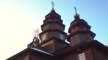 Kutsal Peygamber Manastırı ve İlya Kilisesi. Batı Ukrayna 'daki Karpat Dağları' ndaki Yaremche şehrinde Hutsul tarzında yapılmış eşsiz bir mimari anıt. Yüksek kalite 4k görüntü