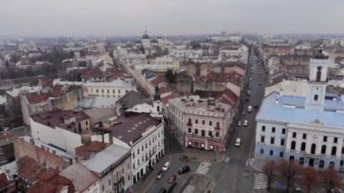 Ukrayna, Chernivtsi 'deki merkez meydanı ve belediye binasının hava görüntüleri. Bulutlu kış havasında Çernovtsi 'nin merkezi. Yüksek kalite 4k görüntü