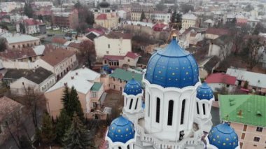 St. Nicholas Katedrali 'nin çarpık kubbelerinin hava aracı görüntüleri, nam-ı diğer Çernovtsi, Ukrayna' daki Sarhoş Kilisesi. Yüksek kalite 4k görüntü