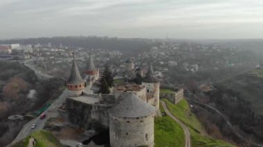 Ukrayna 'da, gün doğumunda Podilskyi Kalesi' nin üzerinde uçuyor. Kış 'taki bir ortaçağ şatosunun insansız hava aracı görüntüleri. Yüksek kalite 4k görüntü