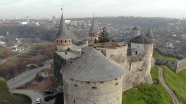 Ukrayna 'da, gün doğumunda Podilskyi Kalesi' nin üzerinde uçuyor. Kış 'taki bir ortaçağ şatosunun insansız hava aracı görüntüleri. Yüksek kalite 4k görüntü
