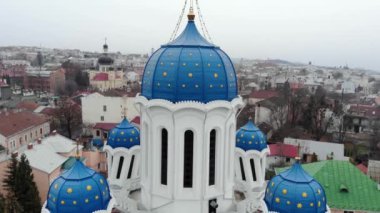 St. Nicholas Katedrali 'nin çarpık kubbelerinin hava aracı görüntüleri, nam-ı diğer Çernovtsi, Ukrayna' daki Sarhoş Kilisesi. Yüksek kalite 4k görüntü