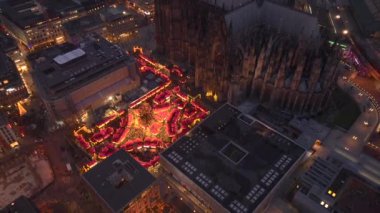 Köln Katedrali yakınlarındaki Noel Pazarı, Weihnachtsmarkt, Köln, Almanya 'daki Koelner Dom, Hava Çekimi. Yüksek kalite 4k görüntü