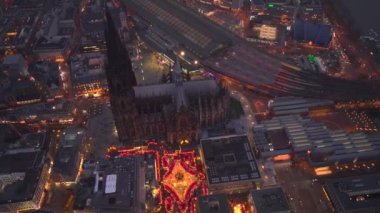 Köln Katedrali yakınlarındaki Noel Pazarı, Weihnachtsmarkt, Köln, Almanya 'daki Koelner Dom, Hava Çekimi. Yüksek kalite 4k görüntü