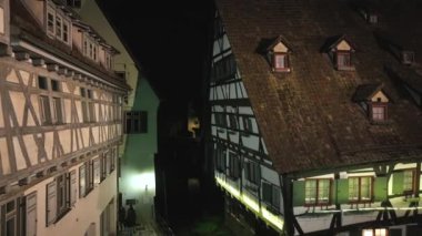 Eski yarı keresteli ev, Schiefes Haus Hava Aracı Ulm, Baden-Wurttemberg, Almanya 'da Fischerviertel' de vuruldu. Yüksek kalite 4k görüntü