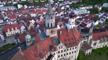 Cloudy Evening 'deki Sigmaringen Kalesi' nin insansız hava görüntüleri. Hohenzollern-Sigmaringen 'in şatosuydu. Yüksek kalite 4k görüntü
