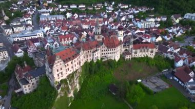 Cloudy Evening 'deki Sigmaringen Kalesi' nin insansız hava görüntüleri. Hohenzollern-Sigmaringen 'in şatosuydu. Yüksek kalite 4k görüntü