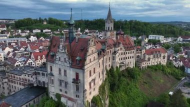 Cloudy Evening 'deki Sigmaringen Kalesi' nin insansız hava görüntüleri. Hohenzollern-Sigmaringen 'in şatosuydu. Yüksek kalite 4k görüntü