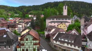 Triberg, Baden-Wuerttemberg, Almanya. Schwarzwald 'daki şirin bir Alman köyünün insansız hava aracı görüntüsü. Yüksek kalite 4k görüntü