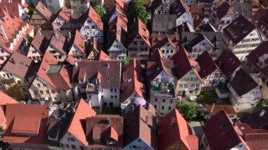 Baden Wurttemberg 'deki Tuebingen Kasabası, Almanya, Avrupa, Eski tarihi kasaba Tubingen' in üzerinde uçan insansız hava aracı. Yüksek kalite 4k görüntü