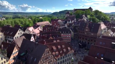 Baden Wurttemberg 'deki Tuebingen Kasabası, Almanya, Avrupa, Eski tarihi kasaba Tubingen' in üzerinde uçan insansız hava aracı. Yüksek kalite 4k görüntü